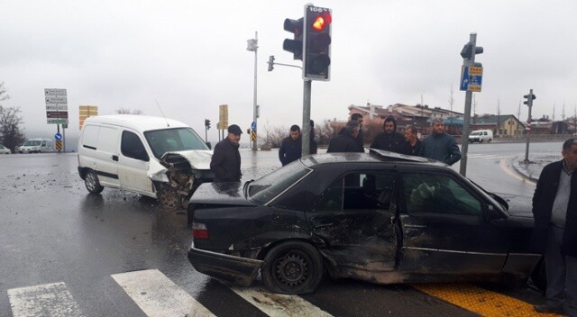Ankara&#039;da trafik kazası, yaralananlar var
