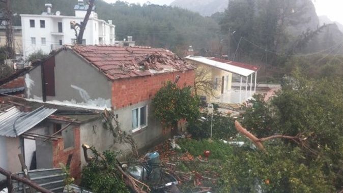 Antalya’da şiddetli fırtına ve hortum hayatı olumsuz etkiledi
