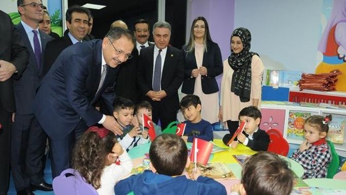 Bakan Özhaseki, minik öğrencilere karnelerini verdi