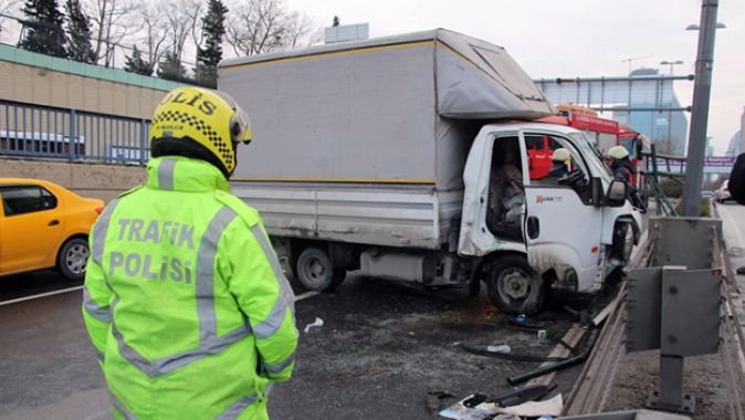 Beşiktaş&#039;ta kamyonet kontrolden çıktı: 2 yaralı