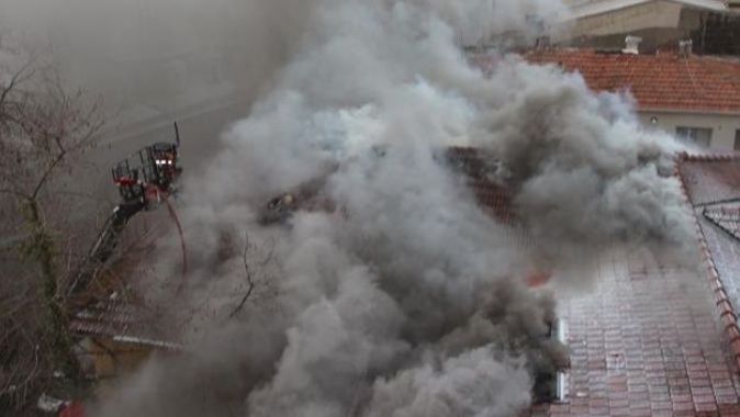Beyoğlu&#039;nda boş binada yangın çıktı!