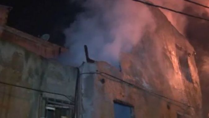 Beyoğlu’nda metruk binada korkutan yangın