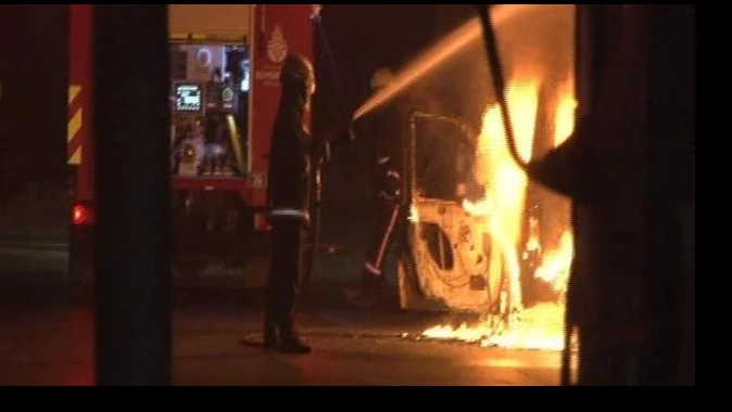 Beyoğlu&#039;nda polis aracı alev alev yandı