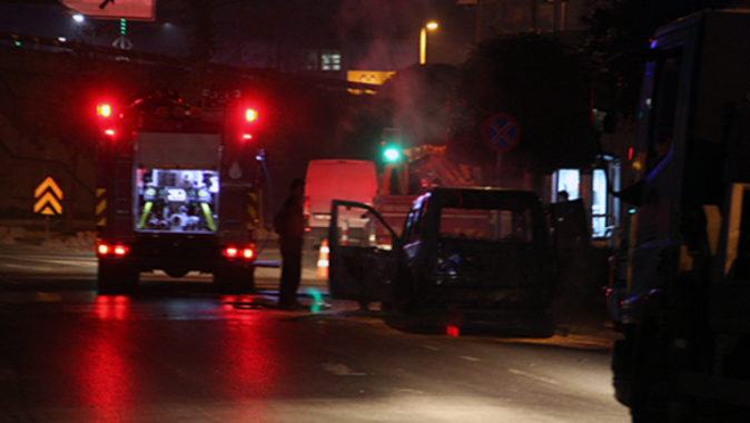 Beyoğlu&#039;nda seyir halindeki polis aracında yangın
