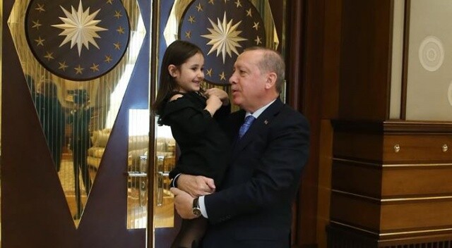 Cumhurbaşkanı Erdoğan, minik Irmak Ayşe ile Külliye&#039;de görüştü