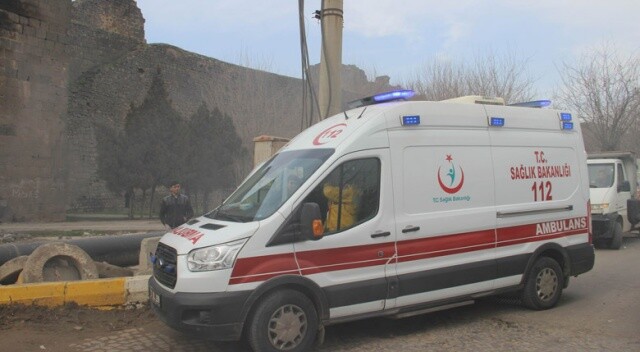 Diyarbakır&#039;da surlardan düşen genç ağır yaralandı