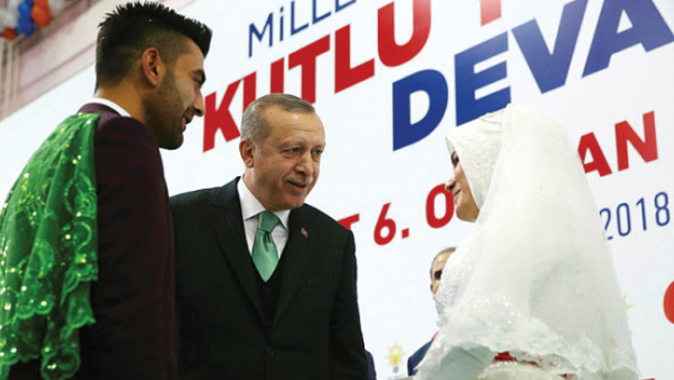 Erdoğan, düğününü yarıda kesip kendisini görmeye gelen çifte yakın ilgi gösterdi