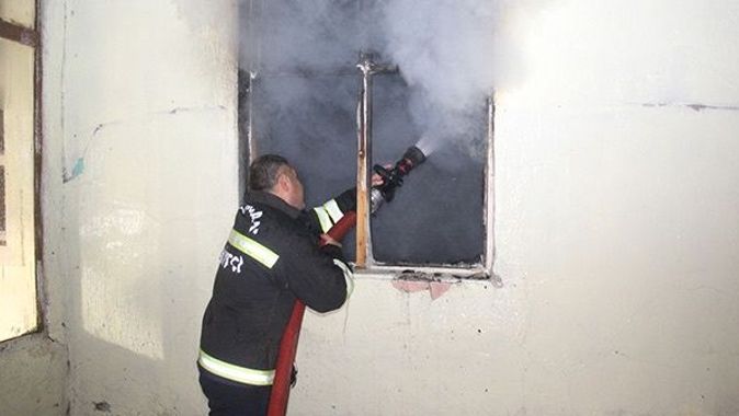 Erzincan&#039;da bir evin çatısında yangın çıktı