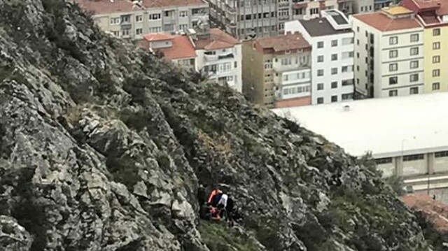 Gezmeye giden iki öğrenciden biri kayalıklardan düşerek yaralandı