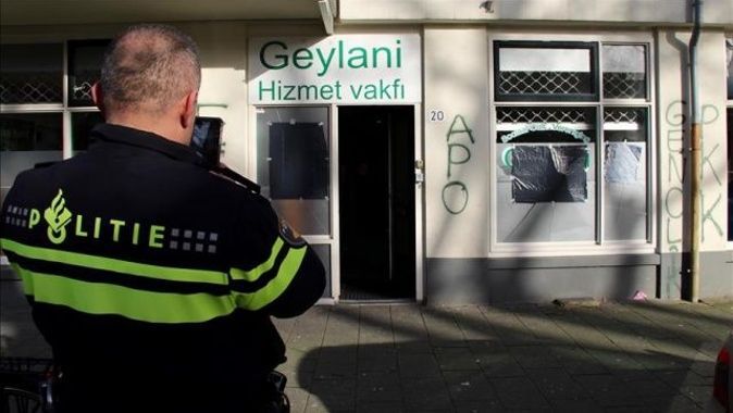 Hollanda&#039;da PYD/PKK yandaşları camiye saldırdı