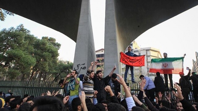 İran&#039;daki protestolarda rejim hedef alınıyor