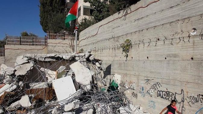 İsrail güçleri, Filistinliye ait evi yıktı