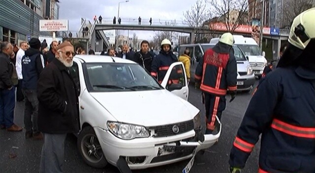 İstanbul&#039;da kontrolden çıkan çöp kamyonu otomobile çarptı