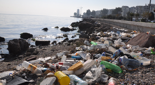 İzmir&#039;deki sahil kirliliği vatandaşı isyan ettirdi