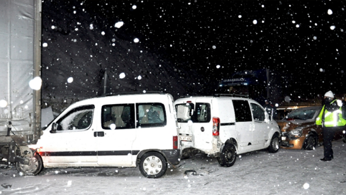 Kar kaza yaptırdı, 11 araç kazaya karıştı: 7 yaralı