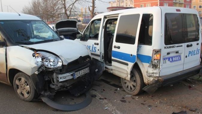 Kazaya giden polis ekiplerine midibüs çarptı: 3 polis yaralı