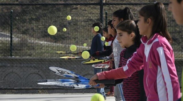 Köy çocukları tenisle tanıştı