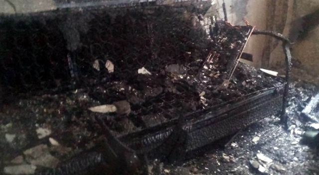 Manisa’da ev yangını: 3 kişi dumandan etkilendi