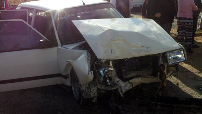 Otomobil ile hafif ticari araç çarpıştı: 8 yaralı