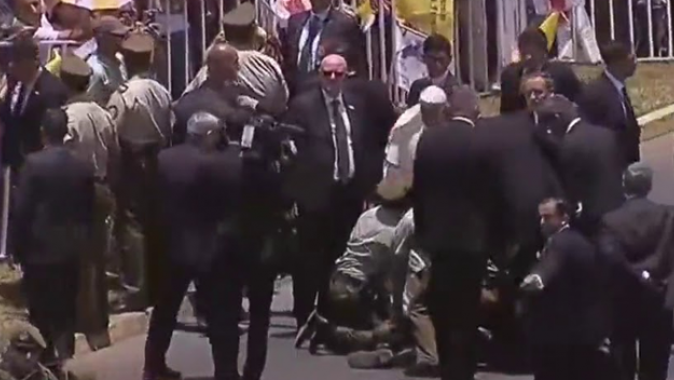 Papa&#039;yı koruyan kadın polis attan düştü
