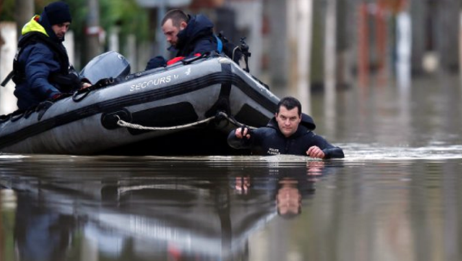 Paris sokakları sular altında kaldı