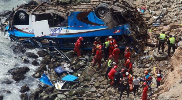 Peru&#039;da otobüs 100 metre uçurumdan düştü: 48 ölü