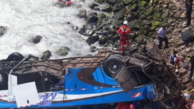 Peru&#039;da otobüs uçuruma devrildi: 25 ölü
