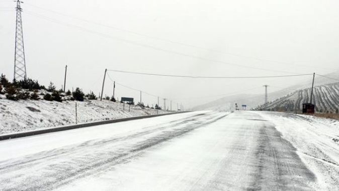 Sivas&#039;ın yükseklerine kar yağdı
