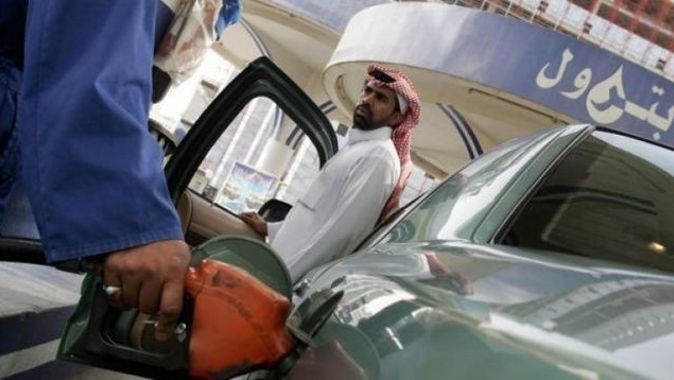 Suudi Arabistan&#039;da benzin fiyatları ikiye katlandı
