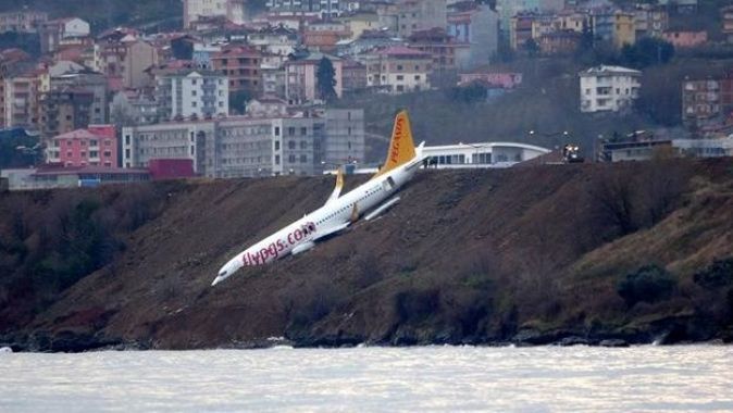 Trabzon’da pistten çıkan uçak 1.5 metre daha denize kaydı