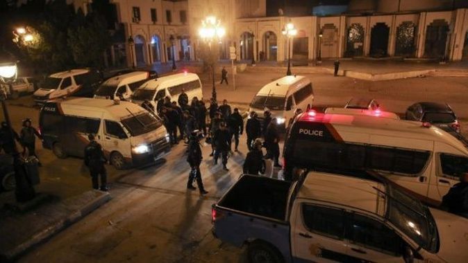 Tunus&#039;ta futbol taraftarlarına polis müdahalesi
