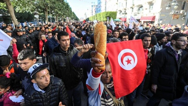 Tunus&#039;ta kutlamalar ve protestolar yan yana