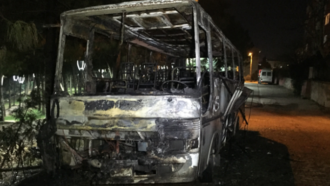 Ümraniye’de park halindeki otobüs alev alev yandı