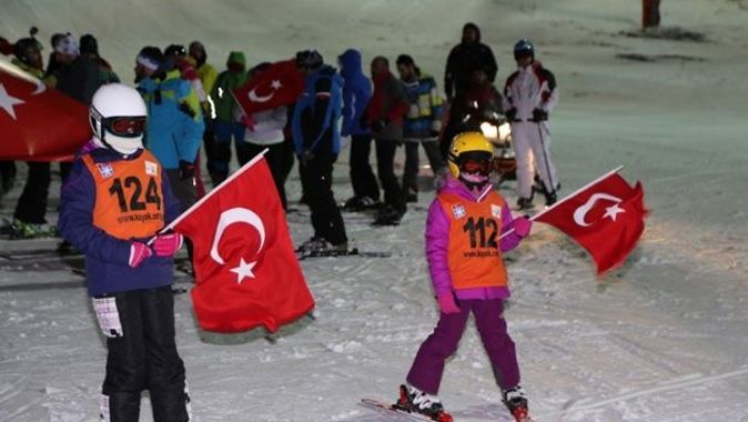 Yıldız Dağı&#039;nda Türk bayraklarıyla meşaleli kayak