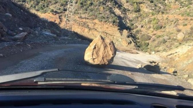 Yola düşen dev kayalar trafiği kapattı