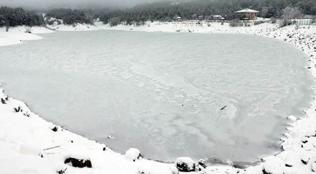 Yozgat&#039;ta göletler dondu, yamaçlarda sarkıtlar oluştu