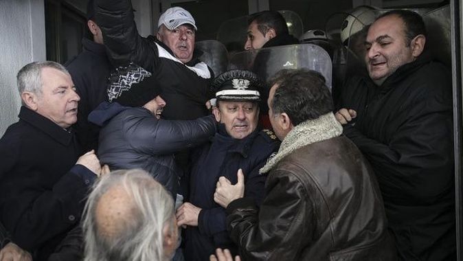 Yunanistan&#039;da sağlık çalışanları ve polis arasında arbede