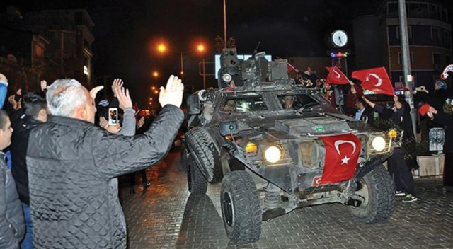 Adıyaman&#039;da vatandaşlardan askerlere sevgi gösterisi