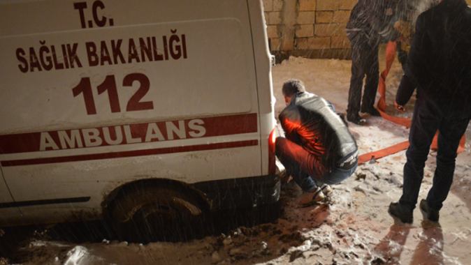 Ağrı&#039;da hasta almaya giden ambulans kara saplandı