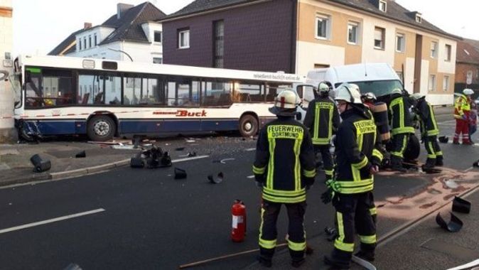 Almanya’da okul servisi duvara çarptı, 22 kişi yaralandı
