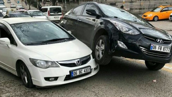 Ankara&#039;da araba arabanın üstüne çıktı