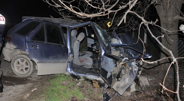 Araba ağaca çarptı, 1 kişi öldü 1 kişi de yaralı
