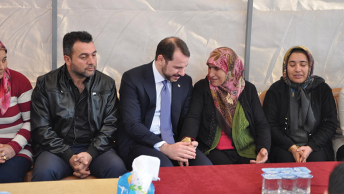 Bakan Albayrak, Reyhanlı&#039;daki şehit ailelerini ziyaret etti