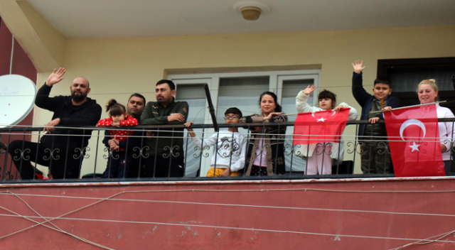 Başbakan Yıldırım&#039;ı Reyhanlı&#039;da görenler balkonlara koştu