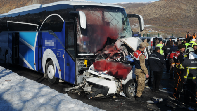 Bingöl&#039;de yolcu otobüsü kaza yaptı, 4 ölü 7 de yaralı var