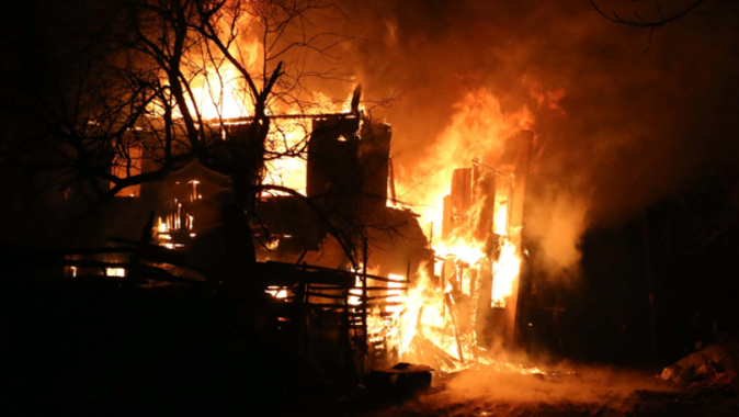Bolu&#039;da ev, ahır ve odunluk yangını