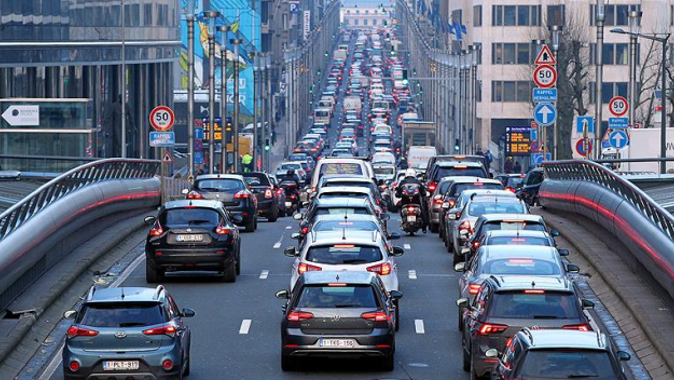Brüksel&#039;de toplu taşıma grevi trafiği kilitledi