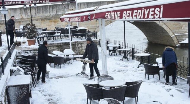 Edirne&#039;de kar hayatı olumsuz etkiliyor