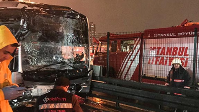Haramidere metrobüs durağında kaza oldu