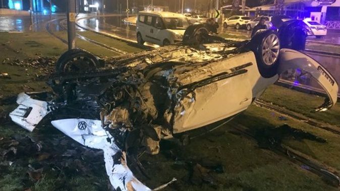 İzmir&#039;de feci kaza: 4 yaralı